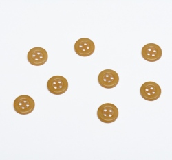 Knoflík kulatý, čtyřdírkový hořčicový