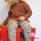 Teplákovina potisk medvídek Méďa na vínovém podkladu se vzorem rybí kosti