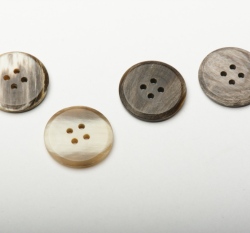 Knoflík kulatý, hladký, tmavý z buvolího rohu