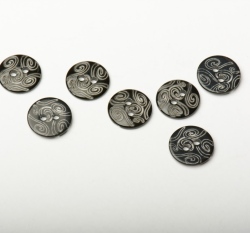 Knoflík kulatý, hladký černý s vyrytými ornamenty dvojí lesk - malý