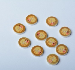 Knoflik kulatý, žlutý šnek na světle hnědé