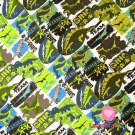 Úplet potisk zelení dinosauři mezi nápisy