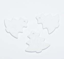 Knoflík bílý vánoční stromeček s vyrytými vločkami, menší