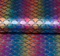 Jemný tyl s duhovými šupinami