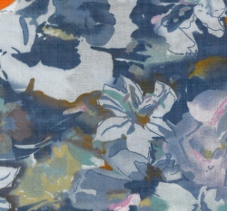 Bavlněná látka s příměsí viskózy malované květy laděné do modra
