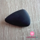 Oliva ve tvaru trojúhelníku, matná, černá menší