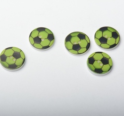 Knoflík kulatý, dětský, zelený s fotbalovým míčem