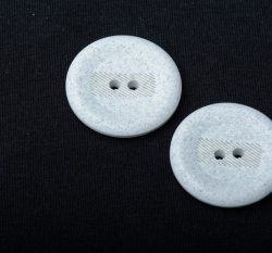 Knoflík kropenatý, světle šedý, střed pruhovaný - velký