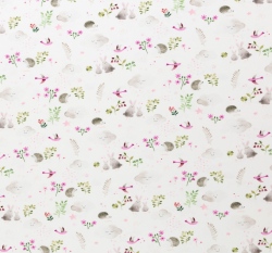 Úplet potisk lesní zvířátka mezi růžovým kvítím na bílé