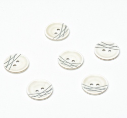 Knoflík bílý se šedými nepravidelnými pruhy