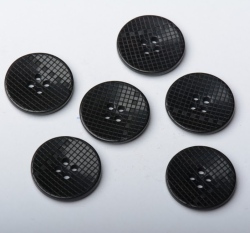 Knoflík kulatý, čtyřdírkový,lesklý, černý s vyryrými čtverečky