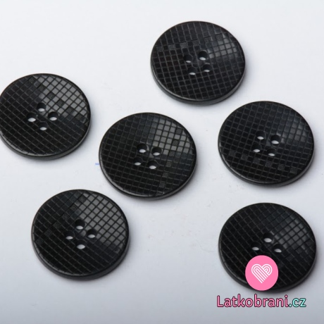 Knoflík kulatý, čtyřdírkový,lesklý, černý s vyryrými čtverečky