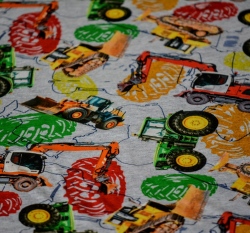 Teplákovina potisk traktory, bagry mezi barevnými pneumatikami na šedé