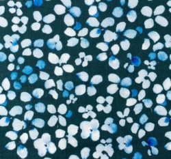 Dvojitá gázovina / mušelín modrobílá kvítka na modré