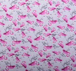 Úplet potisk plameňáci v textu na šedém podkladu s puntíčky