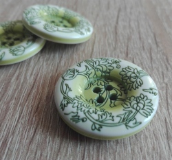 Knoflík bílo - zelený se zelenými květinovými ornamenty