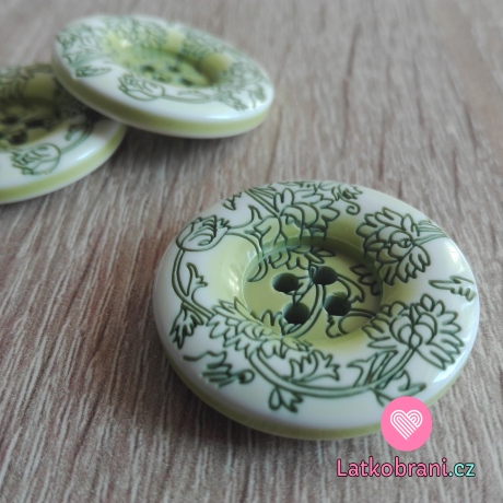 Knoflík bílo - zelený se zelenými květinovými ornamenty