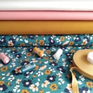 Barevné květy na petrolejové