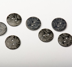 Knoflík kulatý, hladký černý s vyrytými ornamenty dvojitý lesk - stření