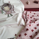 Motýlí holčička s kytickou