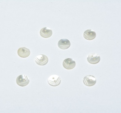 Knoflík perleťový s rýhami