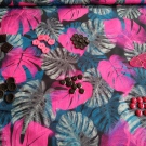 Mix knoflíčků mezi tropickými listy