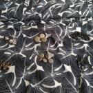 Mix knoflíčků na bílo-černe viskóze