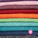 Úplet drobné tmavě růžové puntíčky na starorůžové 