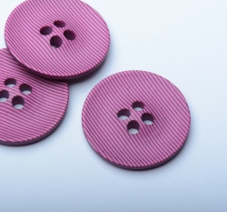 Knoflík kulatý, růžový s jemnými bílými proužky - velký