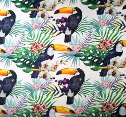 Úplet potisk tukani mezi exotickými květinami