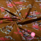 Teplákovina počesaná ptáčci mezi barevnými květy na tmavší okrové