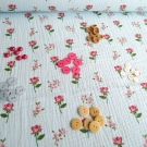 Mix knoflíčků na modrém mušelínu s růžemi