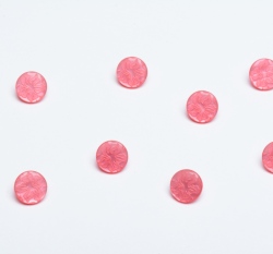 Knoflík kulatý, lesklý s vyrytým ornamentem kytičky růžový