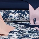 Abstraktní hory v modrém