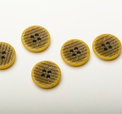 Knoflík kulatý, čtyřdírkový, okrový s 