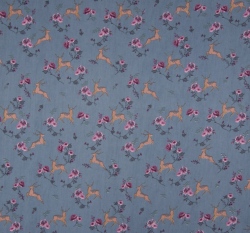 Bavlněný popelín jelen ve skoku mezi růžičkami na zaprášené modré