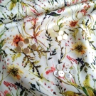 Mix knoflíčků na smetanové louce