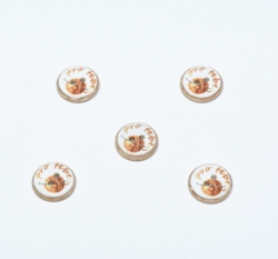 Knoflík bílý klubíčko s nápisem 