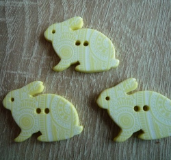 Knoflík zajíček žlutý s ornamenty