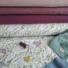 Luční kvítí s výšivkou na mušelínu