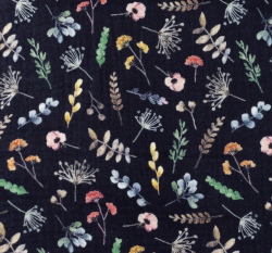 Dvojitá gázovina/mušelín květy na tmavě modré 