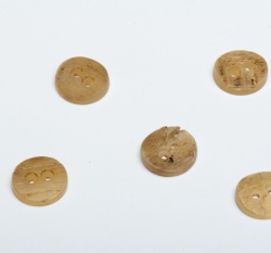 Knoflík kulatý, malý, hladký z buvolího rohu