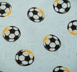 Úplet potisk fotbalové míče na světle modré melé