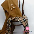 Kostýmová látka šedobílá kostka s červeným lemováním